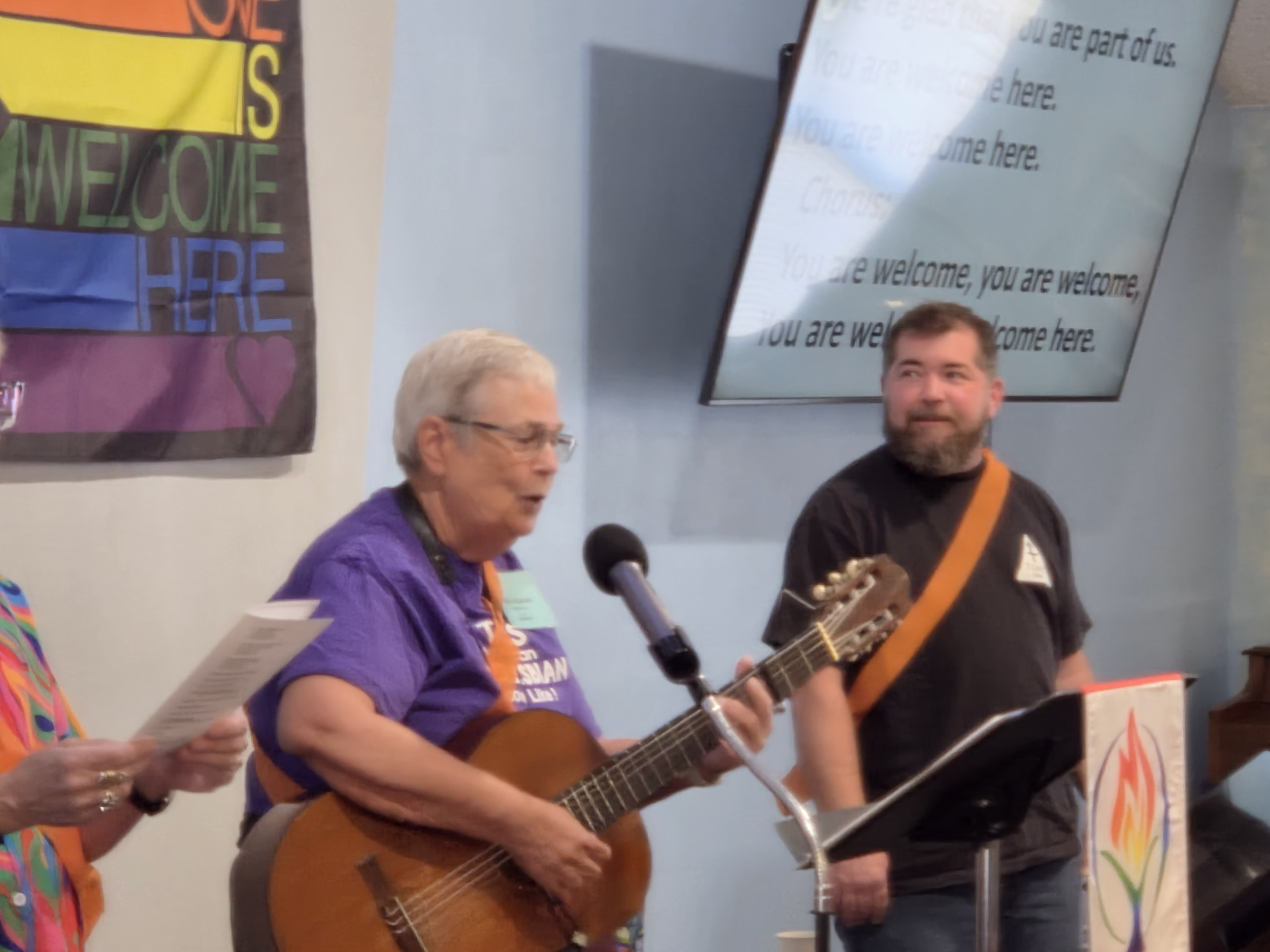 Carole Eagleheart leading singing